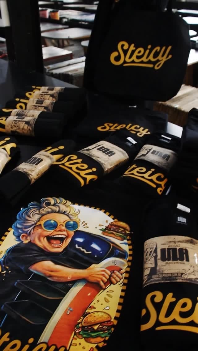 Peças estampadas saindo da produção do Galpão Una
